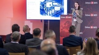 Hannah Thoburn, EUCOM Strategy Director w Anduril Industries, wygłasza prezentację na konferencji Defence24 Days 2025.