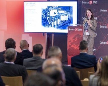 Hannah Thoburn, EUCOM Strategy Director w Anduril Industries, wygłasza prezentację na konferencji Defence24 Days 2025.