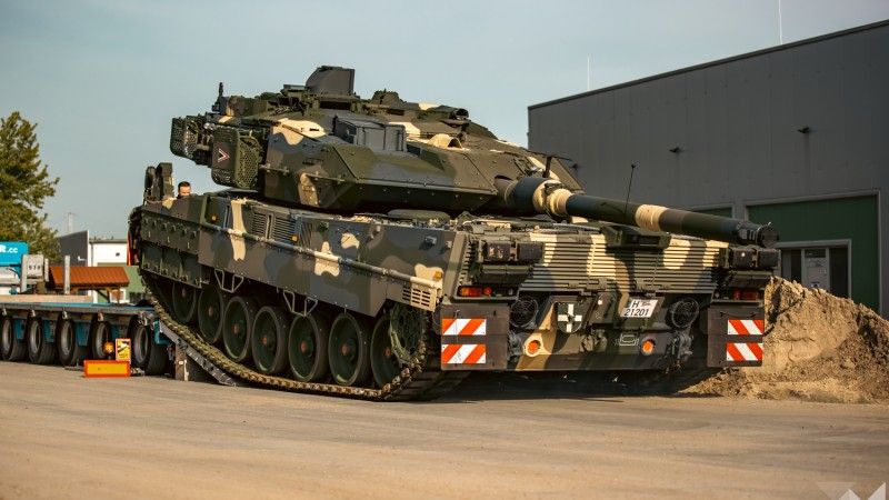 Węgierski Leopard 2A7HU podczas rozładunku z zestawu niskopodwoziowego.