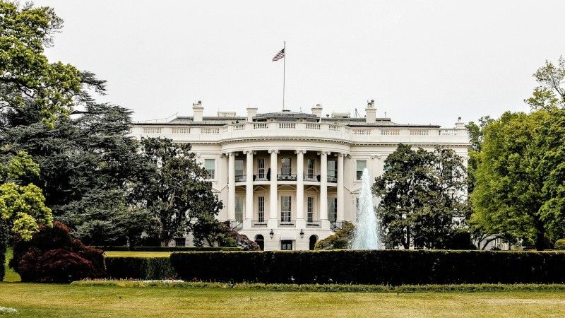 Donald Trump podpisał w poniedziałek ustawę umożliwiającą walkę ze zjawiskiem deepnude. Platformy są zobowiązane do usuwania treści porno w ciągu 48 godzin od zgłoszenia.