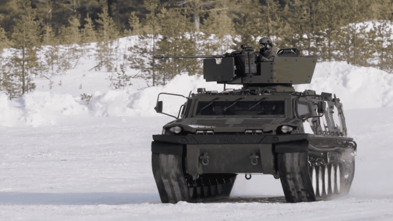 Transporter opancerzony FAMOUS 2.0 z opancerzonym stanowiskiem strzeleckim wyposażonym w armatę automatyczną M621 kal. 20 mm.