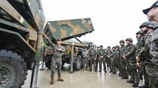 Polscy artylerzyści z 18. Brygady Artylerii oraz żołnierze Wojsk Lądowych Republiki Korei na szkoleniu z obsługi wieloprowadnicowych wyrzutni rakiet K239 Chunmoo.