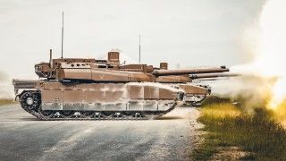 Czołgi podstawowe Leclerc XLR prowadzą ogień na poligonie Camp de Suippes w północno-wschodniej Francji.