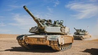 Czołgi M1A2SEPv3 zainstalowanymi stelażami dla modułów wybuchowego pancerza reaktywnego ARAT.