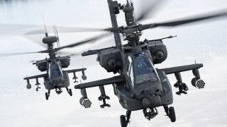 Amerykańskie śmigłowce szturmowe AH-64 Apache w drodze na warszawską defiladę na okoliczność Święta Wojska Polskiego.