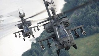 Amerykańskie śmigłowce szturmowe AH-64 Apache w drodze na warszawską defiladę na okoliczność Święta Wojska Polskiego.