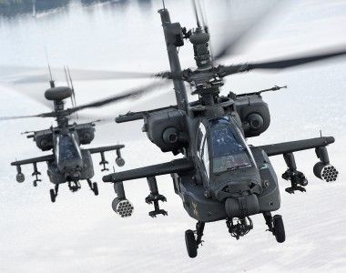 Amerykańskie śmigłowce szturmowe AH-64 Apache w drodze na warszawską defiladę na okoliczność Święta Wojska Polskiego.