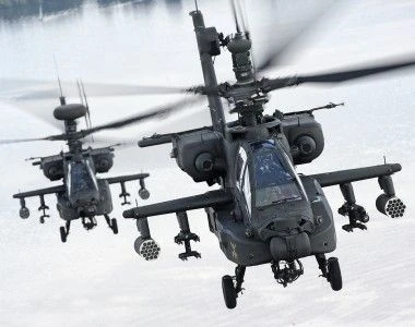 Amerykańskie śmigłowce szturmowe AH-64 Apache w drodze na warszawską defiladę na okoliczność Święta Wojska Polskiego.