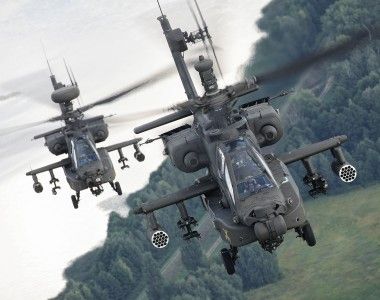 Amerykańskie śmigłowce szturmowe AH-64 Apache w drodze na warszawską defiladę na okoliczność Święta Wojska Polskiego.
