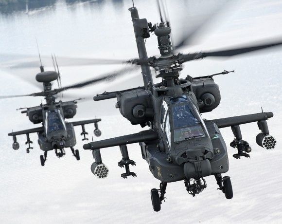 Amerykańskie śmigłowce szturmowe AH-64 Apache w drodze na warszawską defiladę na okoliczność Święta Wojska Polskiego.