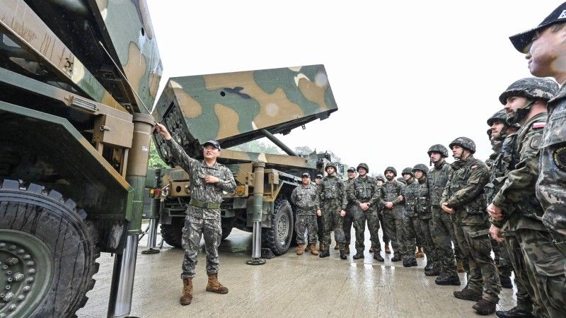 Polscy artylerzyści z 18. Brygady Artylerii oraz żołnierze Wojsk Lądowych Republiki Korei na szkoleniu z obsługi wieloprowadnicowych wyrzutni rakiet K239 Chunmoo.