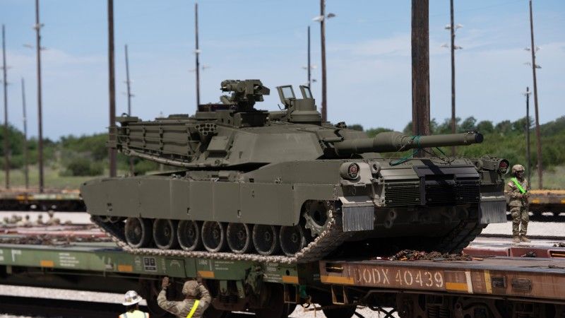 Czołg M1A2SEPv3 1. Dywizji Kawalerii w czasie załadunku na platformy kolejowe.