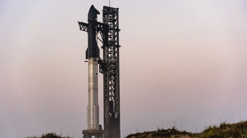 W pełni zintegrowany system nośny Starship/Super Heavy na platformie startowej.