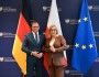 minister i ministra stoją na tle ścianki MKiŚ i flag Niemiec, Polski i UE