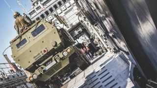 Polska wieloprowadnicowa wyrzutnia rakiet M142 HIMARS podczas transportu na ćwiczenia SwiftResponse25 na pokładzie OPR Toruń.
