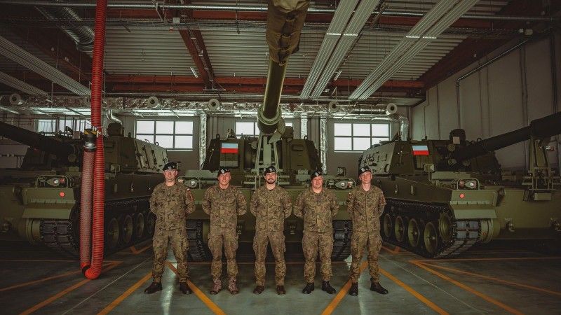 Armatohaubice K9A1 w hangarze należącym do Dywizjonu Artylerii Samobieżnej podlegającego pod 1. Warszawską Brygadę Pancerną wraz z żołnierzami jednostki.