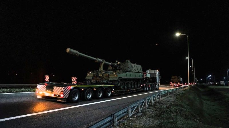 Polskie armatohaubice K9A1 podczas transportu na zestawach niskopodwoziowych do Dywizjonu Artylerii Samobieżnej podlegającego pod 1. Warszawską Brygadę Pancerną.