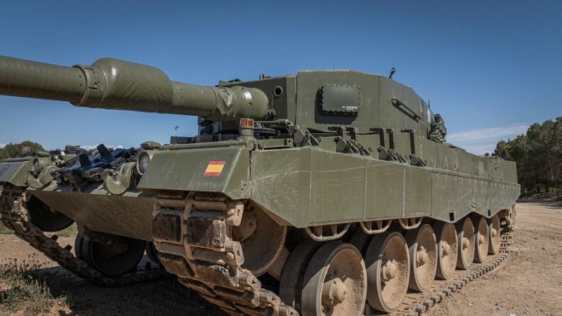 Czołg podstawowy Leopard 2A4, na przedniej ścianie wieży, widoczny radar Nemus.