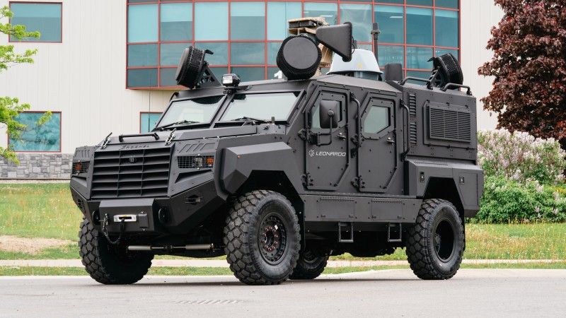 Pojazd opancerzony Senator MRAP z systemem antydronowym Falcon Shield CUAS od koncernu Leonardo.