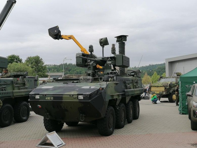 Kołowy bojowy wóz rozpoznawczy Pandur II KBV-PZLOK.