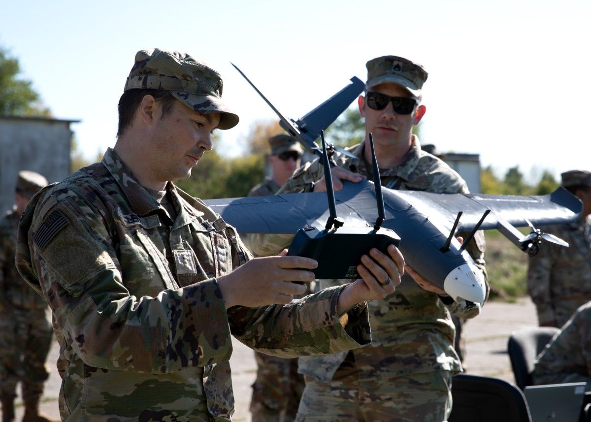 „Każdy żołnierz będzie miał drona”. Driscoll i Budanow uczą się na wojnie