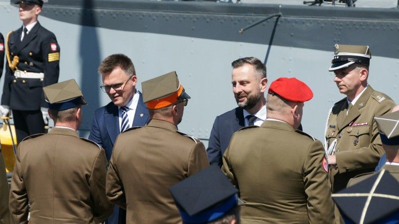 Marszałek Sejmu Szymon Hołownia i wicepremier Władysław Kosiniak-Kamysz wręczają medale i odznaczenia w czasie obchodów Dnia Weterana w Gdyni.