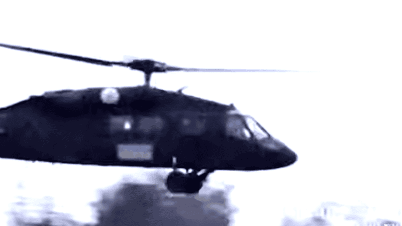 Ukraiński Black Hawk w czasie uderzenia aeromobilnego w rejonie Dworicznej (na północ od Kupiańska)