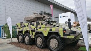 Kołowy transporter opancerzony Boxer ze zmodernizowaną wieżą Turra 30 na targach IDET 2025.