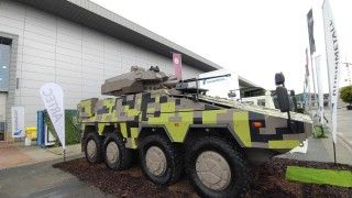 Kołowy transporter opancerzony Boxer z systemem wieżowym TURRA 30 V9 podczas targów IDET 2025 w Brnie.