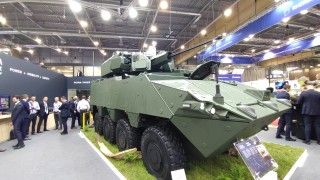 Zmodernizowany kołowy transporter opancerzony Pandur Evo na targach IDET 2025 w Brnie.