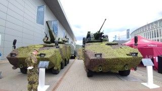 Systemy wieżowe Elbit osadzone na kołowych transporterach opancerzonych Pandur. Po lewej wieża Crossbow ze 120 mm moździerzem, po prawej UT30 Mk3.
