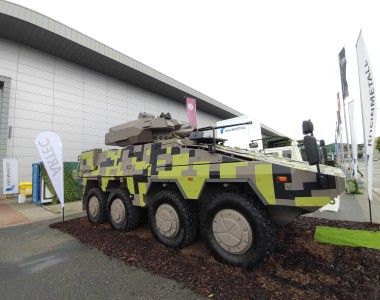 Kołowy transporter opancerzony Boxer z systemem wieżowym TURRA 30 V9 podczas targów IDET 2025 w Brnie.