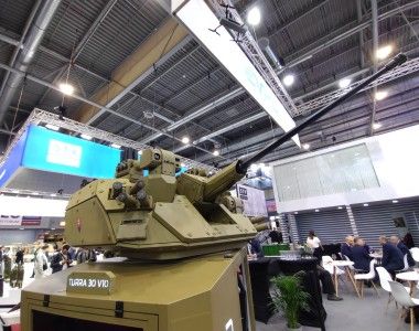 Zdalnie sterowany system wieżowy TURRA 30 V10 na stoisku EVPÚ podczas targów IDET 2025 w Brnie.