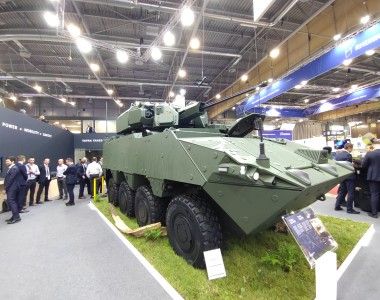 Zmodernizowany kołowy transporter opancerzony Pandur Evo na targach IDET 2025 w Brnie.