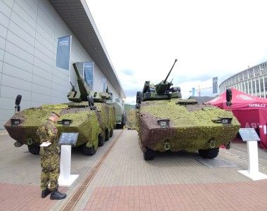 Systemy wieżowe Elbit osadzone na kołowych transporterach opancerzonych Pandur. Po lewej wieża Crossbow ze 120 mm moździerzem, po prawej UT30 Mk3.