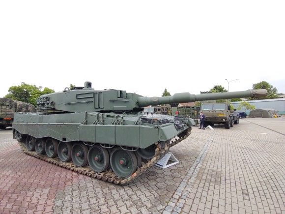Czołg podstawowy Leopard 2A4 podczas targów IDET 2025 w Brnie.