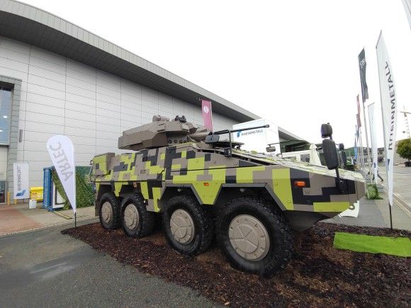 Kołowy transporter opancerzony Boxer z systemem wieżowym TURRA 30 V9 podczas targów IDET 2025 w Brnie.