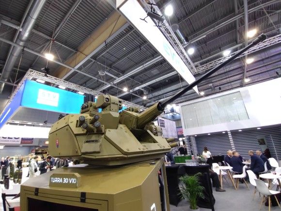 Zdalnie sterowany system wieżowy TURRA 30 V10 na stoisku EVPÚ podczas targów IDET 2025 w Brnie.