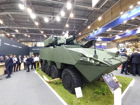 Zmodernizowany kołowy transporter opancerzony Pandur Evo na targach IDET 2025 w Brnie.