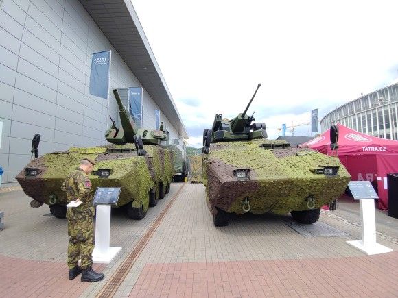 Systemy wieżowe Elbit osadzone na kołowych transporterach opancerzonych Pandur. Po lewej wieża Crossbow ze 120 mm moździerzem, po prawej UT30 Mk3.