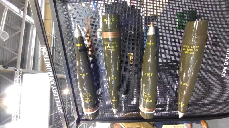 Oferta pocisków artyleryjskich Czechoslovak Group kalibru 155 mm podczas targów IDET 2025 w Brnie.
