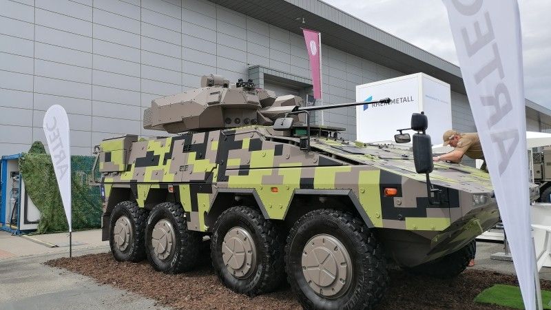 Kołowy transporter opancerzony Boxer ze zmodernizowaną wieżą Turra 30 na targach IDET 2025.