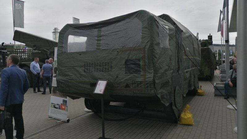 Makieta pneumatyczna udająca samochód ciężarowy Jelcz 442.32 zaprezentowana na targach IDET 2025.