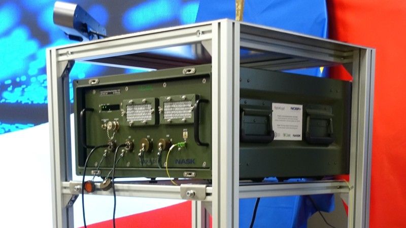 Polska posiada własny sprzęt do kryptografii kwantowej i jest w stanie go produkować. Nie podejmuje się działań wdrożenia technologii przy zagrożeniach ze strony komputerów kwantowych.