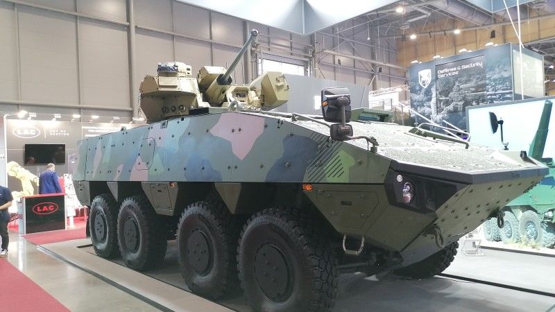 Fiński kołowy transporter opancerzony Patria AMV XP ze słowacką wieżą Turra 30 (wersja V10) na targach IDET 2025.