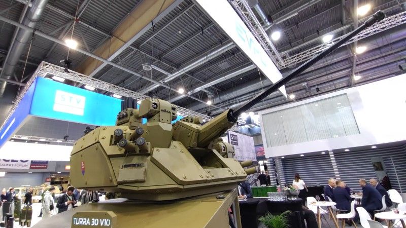 Zdalnie sterowany system wieżowy TURRA 30 V10 na stoisku EVPÚ podczas targów IDET 2025 w Brnie.