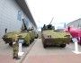 Systemy wieżowe Elbit osadzone na kołowych transporterach opancerzonych Pandur. Po lewej wieża Crossbow ze 120 mm moździerzem, po prawej UT30 Mk3.