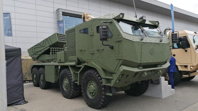 Wieloprowadnicowa wyrzutnia rakiet RM-70 Vampire 4D z kabiną opancerzoną Puma na targach IDET 2025.