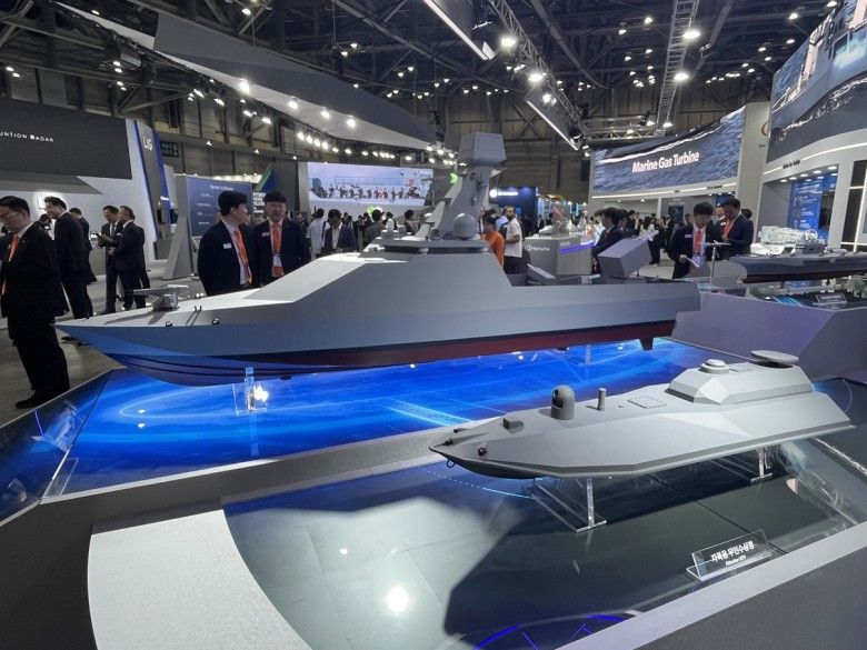 Prezentowane przez Grupę Hanwha dron nawodny kamikaze Attacker i dron bojowy Combat