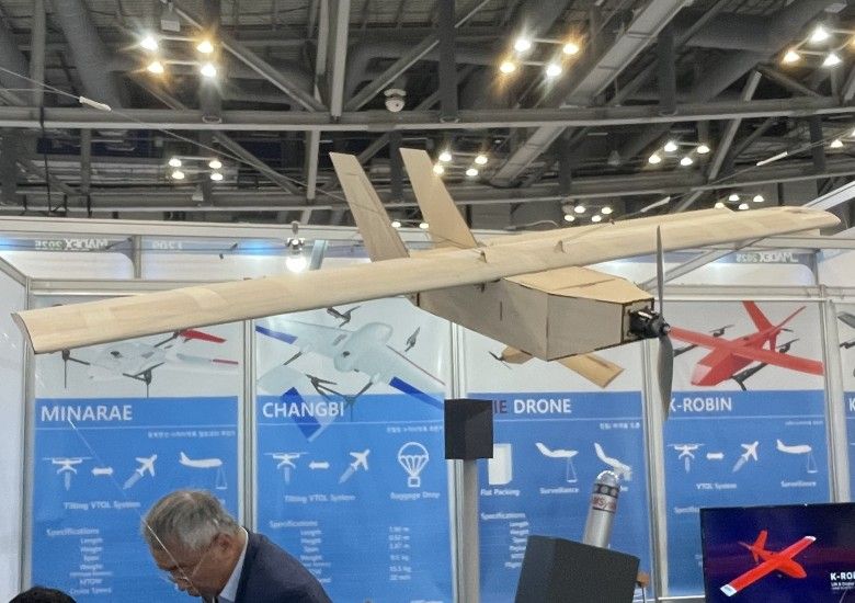 Dron Ezie firmy AMSystem wykonany z drewna